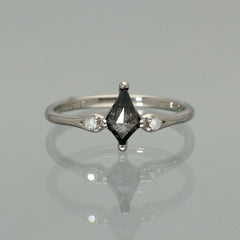 【1点物】PT900 ナチュラルダイヤモンド0.44ct ペッパーカイトカット サイドメレ リング
