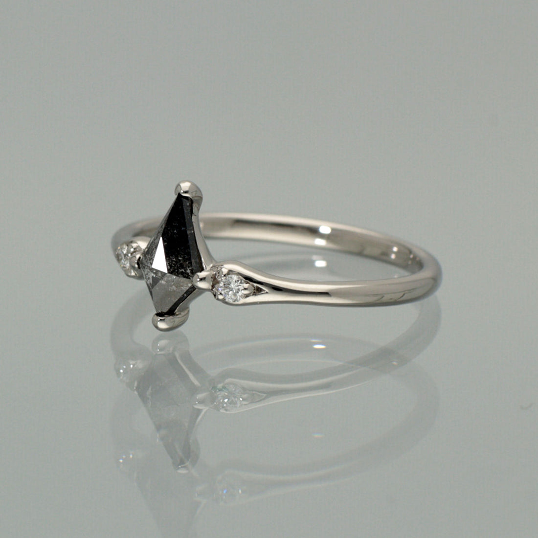 【1点物】PT900 ナチュラルダイヤモンド0.44ct ペッパーカイトカット サイドメレ リング