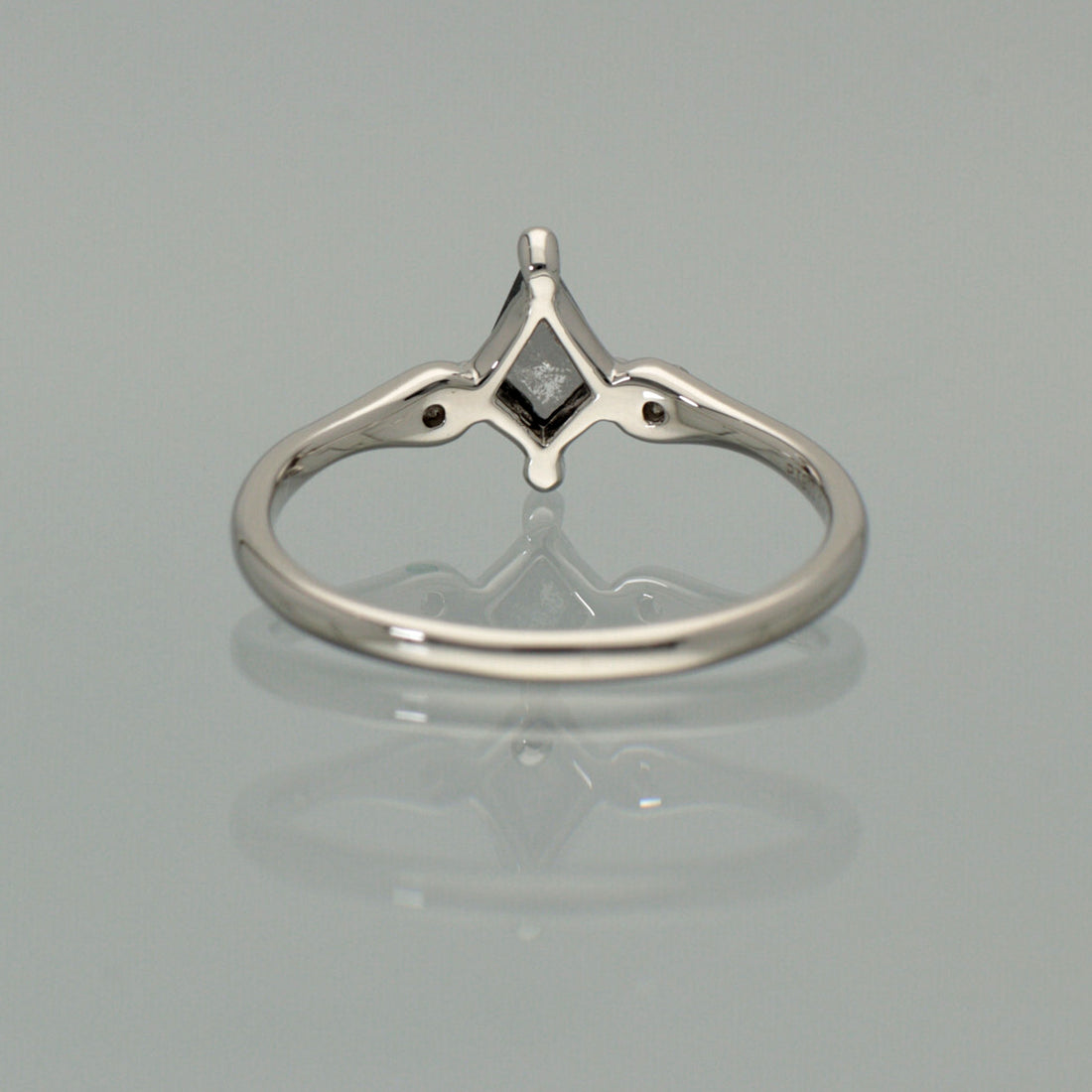 【1点物】PT900 ナチュラルダイヤモンド0.44ct ペッパーカイトカット サイドメレ リング