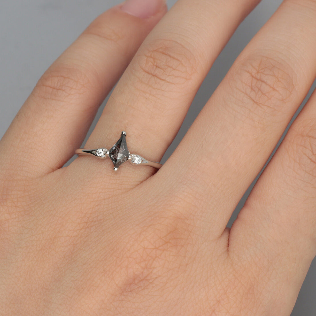 【1点物】PT900 ナチュラルダイヤモンド0.44ct ペッパーカイトカット サイドメレ リング