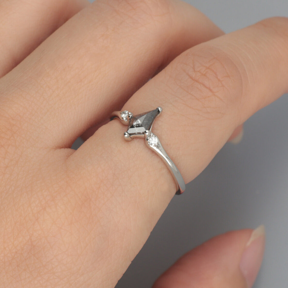 【1点物】PT900 ナチュラルダイヤモンド0.44ct ペッパーカイトカット サイドメレ リング