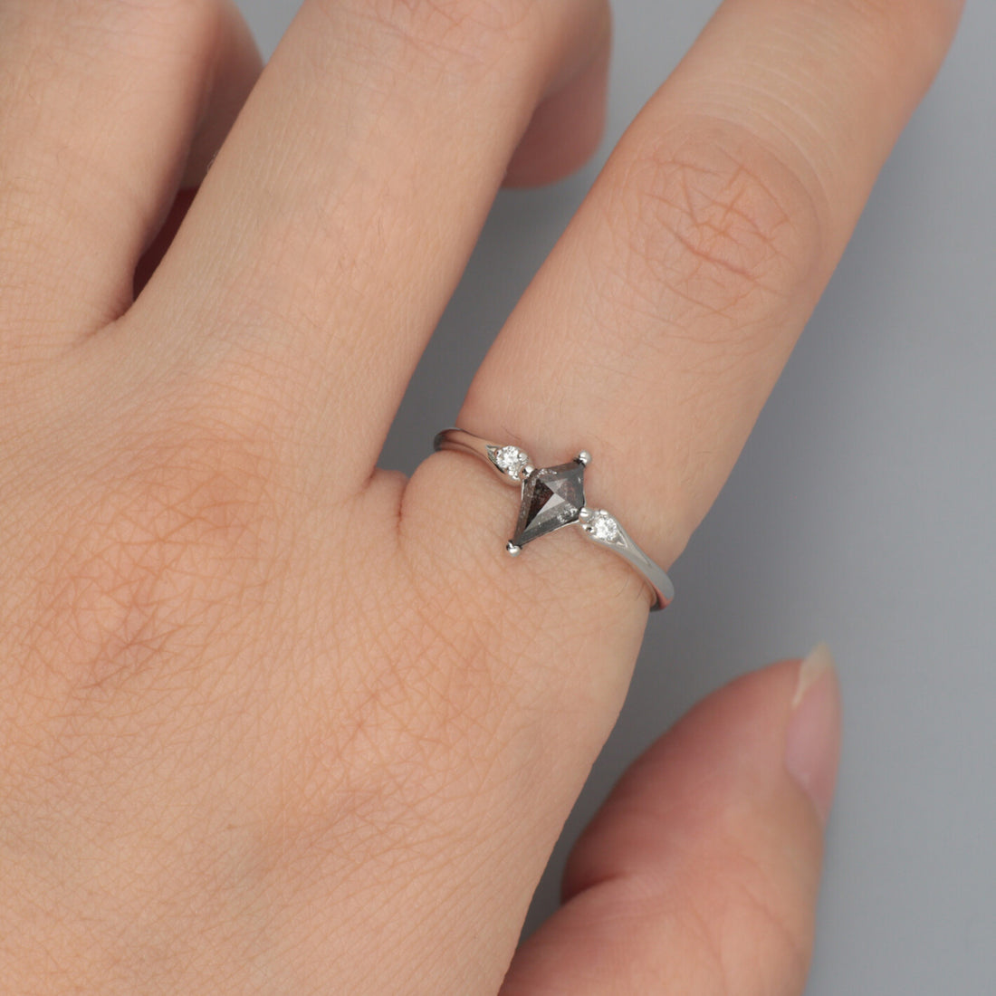 【1点物】PT900 ナチュラルダイヤモンド0.44ct ペッパーカイトカット サイドメレ リング