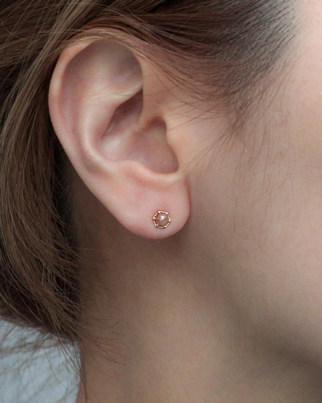 【1点物】K10 ナチュラルダイヤモンド ピンク ヘキサゴンカット ミル ピアス
